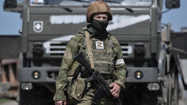 Um soldado das tropas de engenharia do Distrito Militar do Sul mantém guarda no local da restauração do Canal Norte da Crimeia, na região de Kherson, Ucrânia, 25 de abril de 2022 - Sputnik Brasil