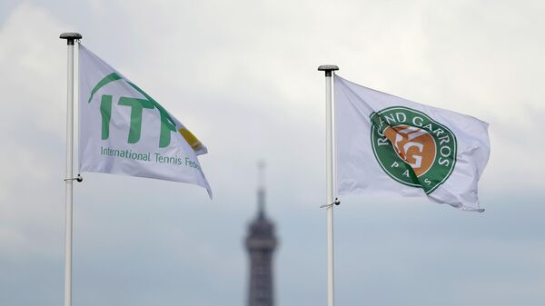 As bandeiras da Federação Internacional de Tênis (ITF, na sigla em inglês) e do torneiro Roland Garros com a torre Eiffel no fundo, em Paris, França, 29 de maio de 2017. - Sputnik Brasil