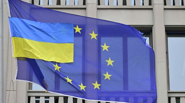 Bandeira da Ucrânia sobreposta por uma bandeira da União Europeia no escritório da representação do bloco em Berlim, Alemanha, 5 de abril de 2022 - Sputnik Brasil
