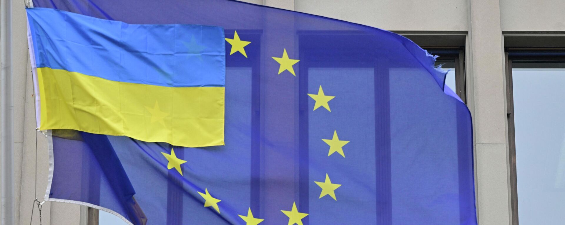 Bandeira da Ucrânia sobreposta por uma bandeira da União Europeia no escritório da representação do bloco em Berlim, Alemanha, 5 de abril de 2022 - Sputnik Brasil, 1920, 06.06.2022