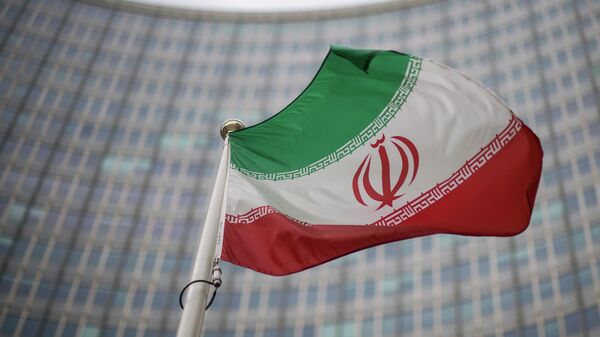 Bandeira do Irã ondula em frente ao prédio da Agência Internacional de Energia Atômica (AIEA), em Viena, na Áustria, em 17 de dezembro de 2021 - Sputnik Brasil