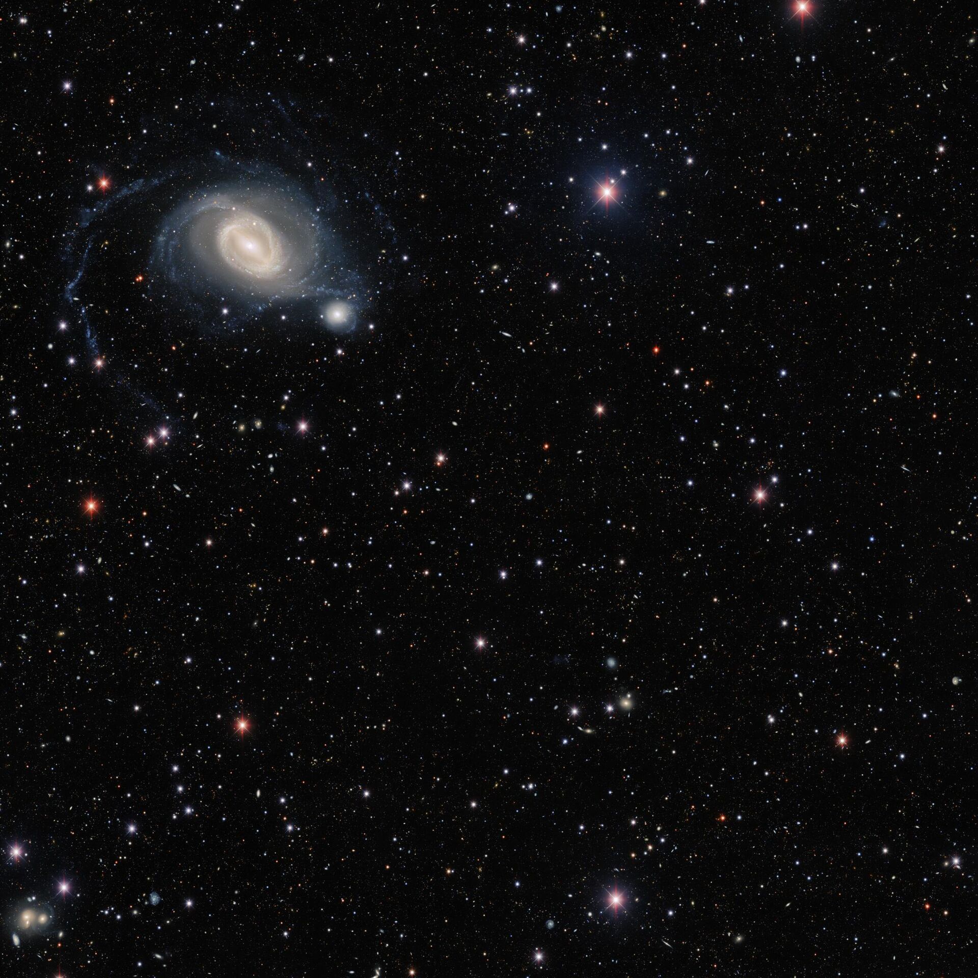 O par de galáxias em interação NGC 1512 e NGC 1510 no centro da imagem da Dark Energy Camera, um imageador de campo amplo de última geração do Telescópio Víctor M. Blanco no Observatório Interamericano Cerro Tololo - Sputnik Brasil, 1920, 08.05.2022