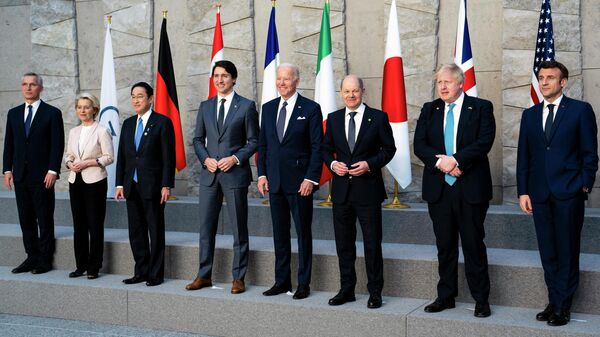 Da esquerda para a direita: o secretário-geral da OTAN, Jens Stoltenberg; a presidente da Comissão Europeia, Ursula von der Leyen; o primeiro-ministro do Japão, Fumio Kishida; o primeiro-ministro do Canadá, Justin Trudeau; o presidente dos EUA, Joe Biden; o chanceler da Alemanha, Olaf Scholz; o primeiro-ministro britânico, Boris Johnson; e o presidente da França, Emmanuel Macron. Os representantes posam para uma foto de grupo dos líderes do G7 durante cúpula da OTAN, em Bruxelas, Bélgica, 24 de março de 2022 - Sputnik Brasil