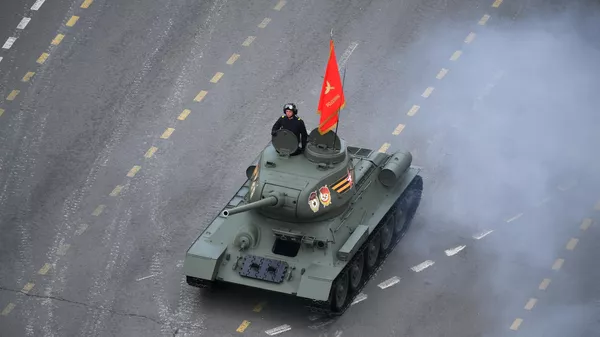 Tanque T-34 durante o desfile militar na Praça Vermelha de Moscou que marca o 77º aniversário da vitória na Grande Guerra pela Pátria - Sputnik Brasil