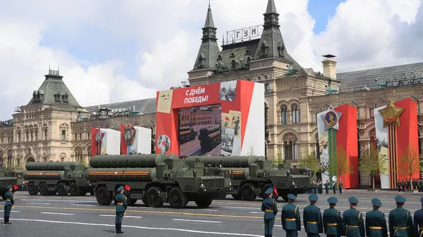 Coluna de sistemas de mísseis antiaéreos S-400 Triumph durante o desfile militar que marca o 77º aniversário da vitória na Grande Guerra pela Pátria - Sputnik Brasil