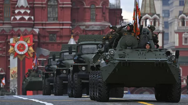 Veículo blindado BTR-82A durante o desfile militar que marca o 77º aniversário da vitória na Grande Guerra pela Pátria - Sputnik Brasil