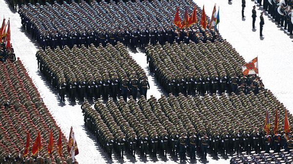 Militares durante desfile na Praça Vermelha no Dia da Vitória, em 9 de maio de 2022 - Sputnik Brasil