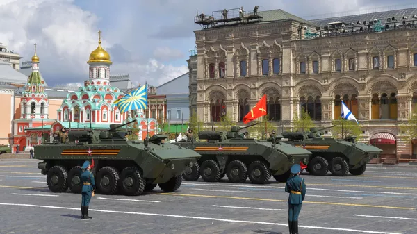 Veículos blindados de transporte de pessoal Bumerang com bandeiras dos ramos das Forças Armadas da Federação da Rússia no desfile militar, 9 de maio de 2022 - Sputnik Brasil