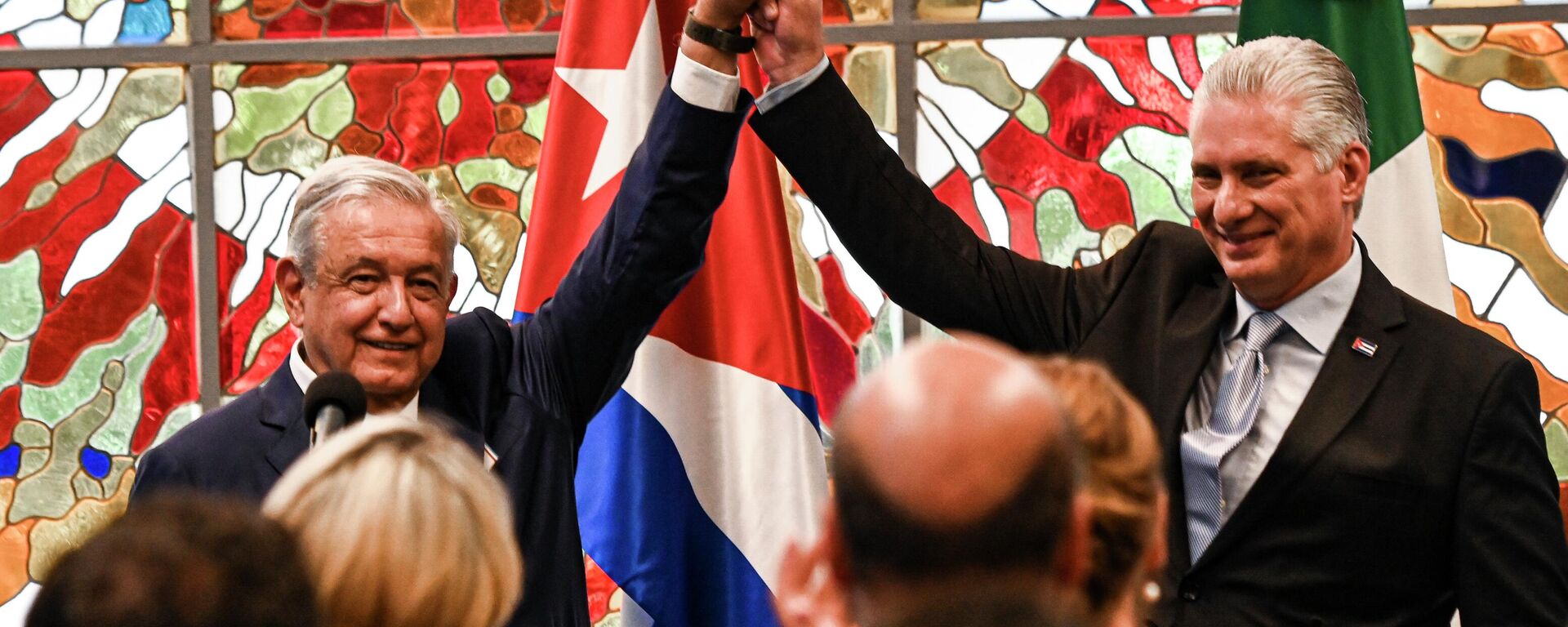 Andrés Manuel López Obrador (à esquerda) e Miguel Diaz-Canel (à direita), presidentes do México e de Cuba, respetivamente, levantam braços durante cerimônia de entrega da ordem de José Marti a Obrador, no Palácio da Revolução em Havana, Cuba, 8 de maio de 2022 - Sputnik Brasil, 1920, 09.05.2022