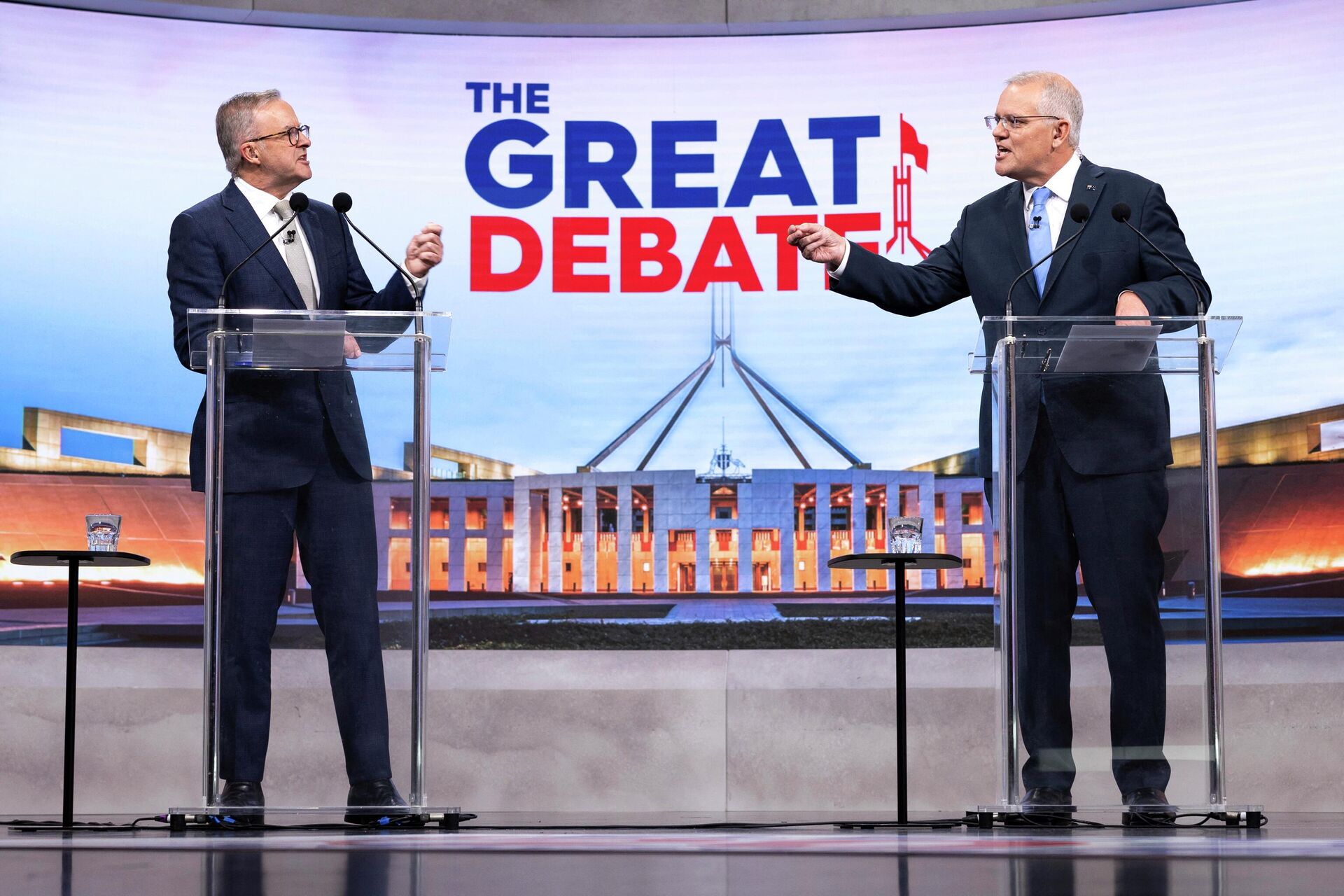 O primeiro-ministro australiano, Scott Morrison (D), e o líder da oposição, Anthony Albanese (E), participam do debate dos segundos líderes da campanha eleitoral federal de 2022 no estúdio Nine em Sydney em 8 de maio de 2022 - Sputnik Brasil, 1920, 09.05.2022