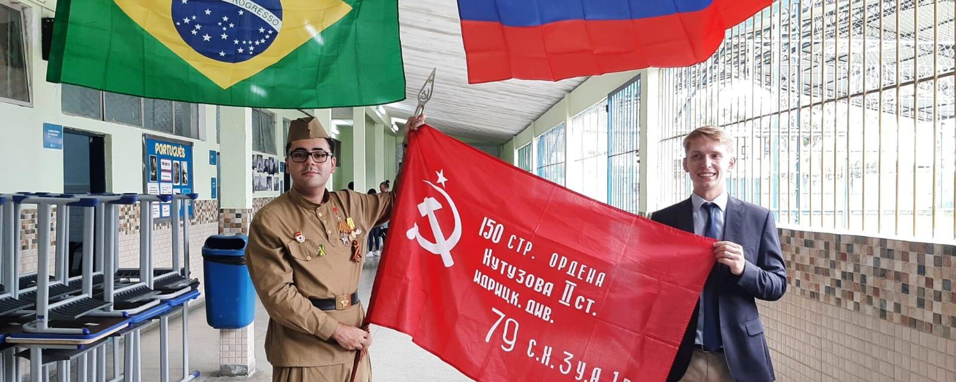 O professor Lucas Rubio, vestido de soldado do Exército Vermelho, e , e Egor Sergachev, chefe do protocolo do Consulado da Rússia no Rio de Janeiro, em 9 de maio de 2022.  - Sputnik Brasil, 1920, 09.05.2022