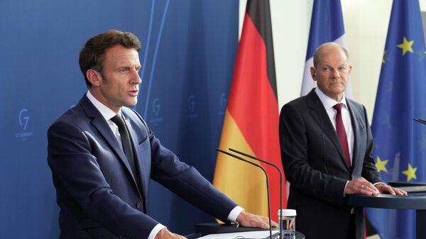 O presidente francês, Emmanuel Macron (à esquerda), fala durante coletiva de imprensa ao lado do chanceler alemão, Olaf Scholz, em Berlim, na Alemanha, em 9 de maio de 2022 (foto de arquivo) - Sputnik Brasil