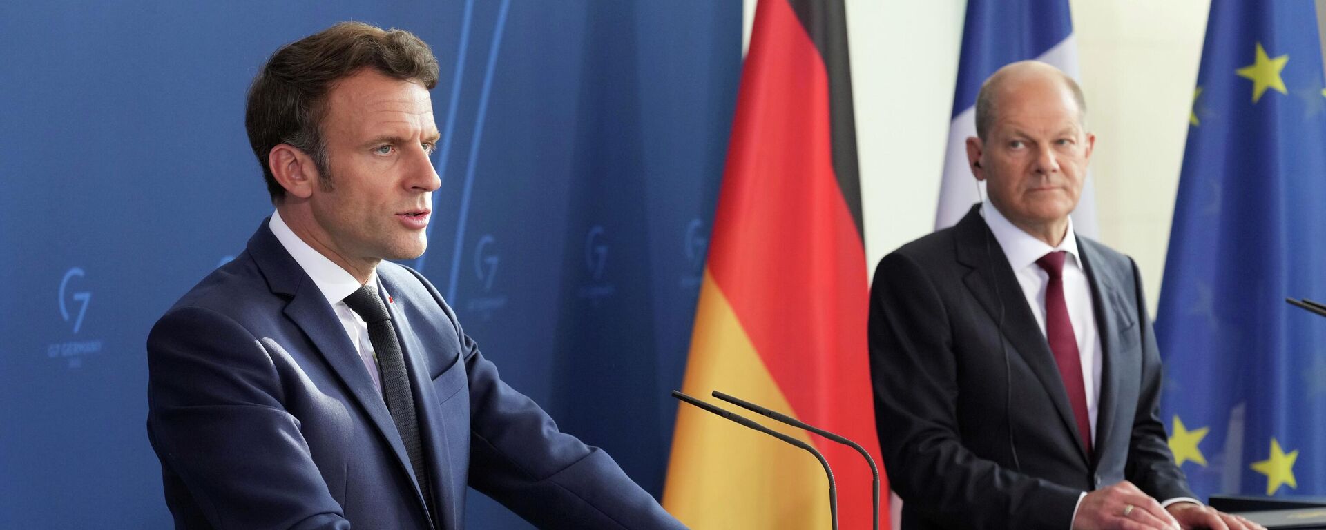 Presidente francês, Emmanuel Macron (à esquerda), durante coletiva de imprensa ao lado do chanceler alemão, Olaf Scholz, em Berlim, Alemanha, 9 de maio de 2022 - Sputnik Brasil, 1920, 09.05.2022