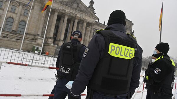 Policiais mantêm guarda em frente ao Reichstag, prédio que sedia o Bundestag (Parlamento alemão), em Berlim, Alemanha, 9 de dezembro de 2021 - Sputnik Brasil