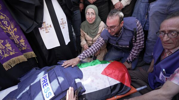 Jornalistas cercam o corpo de Shireen Abu Akleh, da rede Al Jazeera, no necrotério do hospital na cidade de Jenin. Cisjordânia, 11 de maio de 2022 - Sputnik Brasil