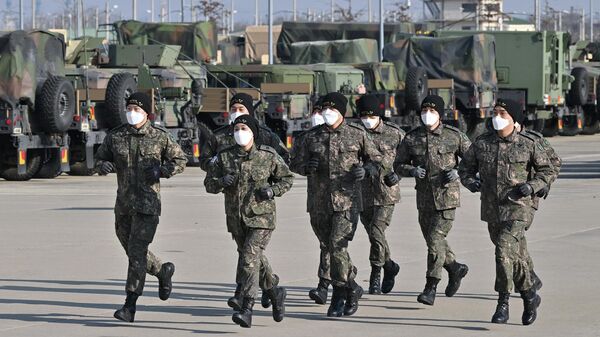 Cadetes do Exército sul-coreano se aquecem durante um treinamento para a Competição de Habilidades Militares de Sandhurst no Camp Humphreys em Pyeongtaek em 17 de fevereiro de 2022 - Sputnik Brasil