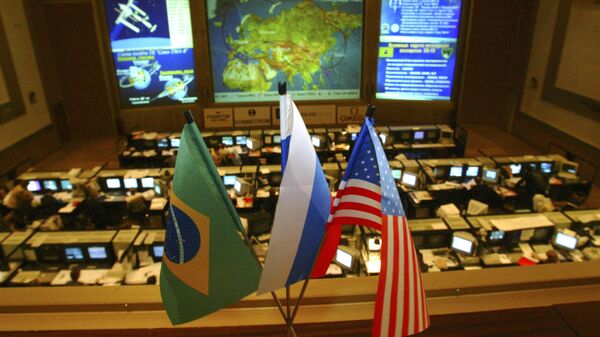 Bandeiras de Brasil, Rússia e EUA no Centro de Controle de Missão RKA, da agência espacial estatal da Rússia Roscosmos, na cidade de Koroliov, região de Moscou - Sputnik Brasil