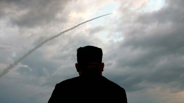 Esta imagem de captura de tela tirada da emissora norte-coreana KCTV em 1º de agosto de 2019 mostra o líder norte-coreano Kim Jong-un assistindo ao lançamento de um míssil balístico em um local desconhecido na Coreia do Norte no início de 31 de julho do mesmo ano - Sputnik Brasil