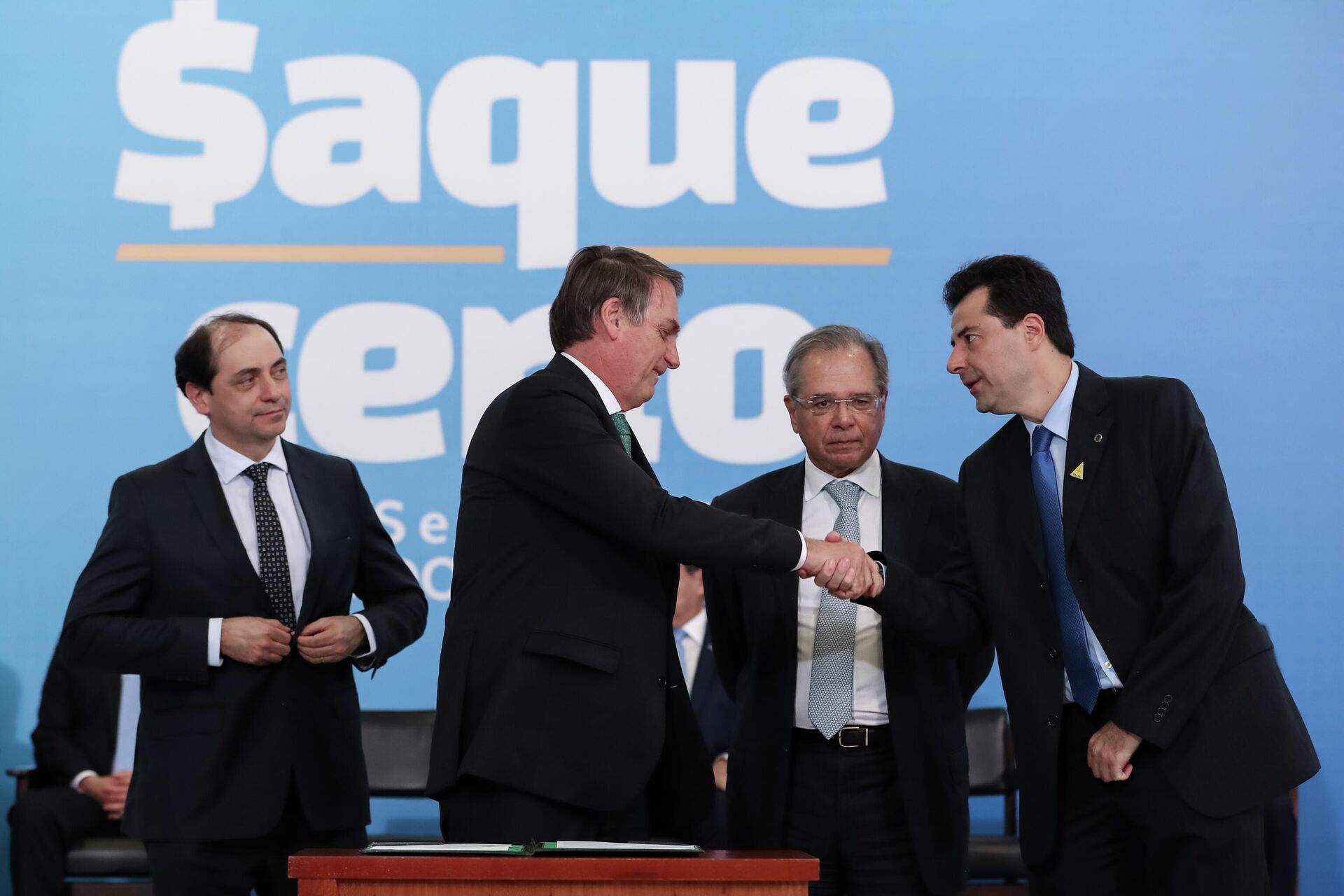 Presidente da República Jair Bolsonaro cumprimenta o então secretário de Política Econômica do Ministério da Economia, Adolfo Sachsida, com ministro Paulo Guedes ao fundo (à direita) (foto de arquivo) - Sputnik Brasil, 1920, 07.07.2022