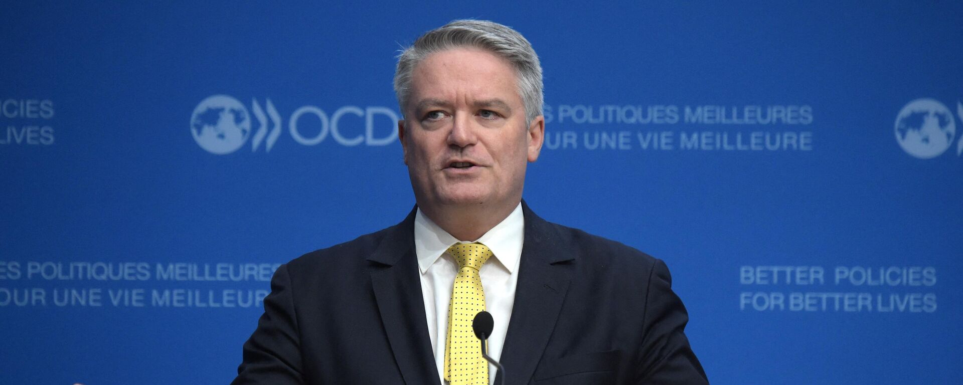 O secretário-geral da OCDE, Mathias Cormann, fala durante uma conferência de imprensa sobre os impactos e as implicações políticas da guerra na Ucrânia na sede da OCDE em Paris, em 17 de março de 2022 - Sputnik Brasil, 1920, 12.05.2022