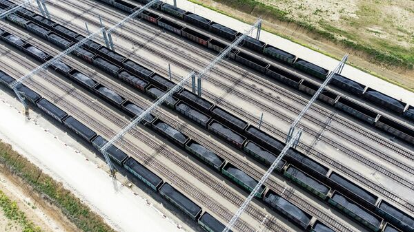 Trens carregados com carvão são retratados no complexo do porto e parque industrial de Taman, na região de Krasnodar, Rússia, 13 de maio de 2021 - Sputnik Brasil
