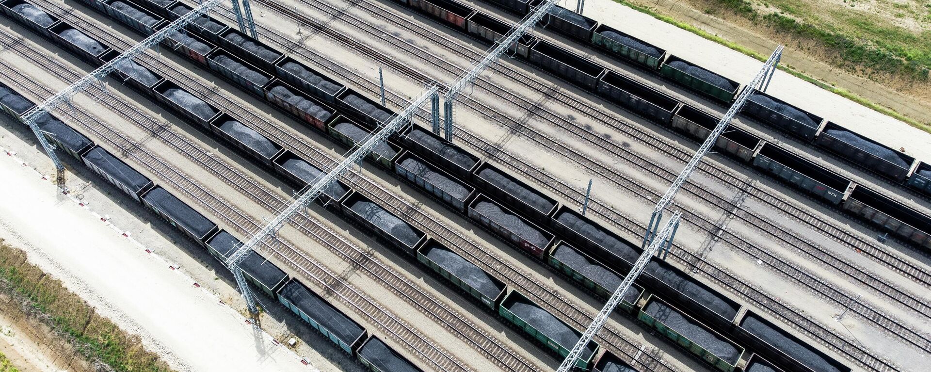 Trens carregados com carvão são retratados no complexo do porto e parque industrial de Taman, na região de Krasnodar, Rússia, 13 de maio de 2021 - Sputnik Brasil, 1920, 17.07.2022