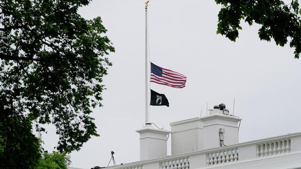 A bandeira dos Estados Unidos sobre a Casa Branca aparece a meio mastro em referência à marca de um milhão de mortes por COVID-19 no país, Washington, 12 de maio de 2022 - Sputnik Brasil