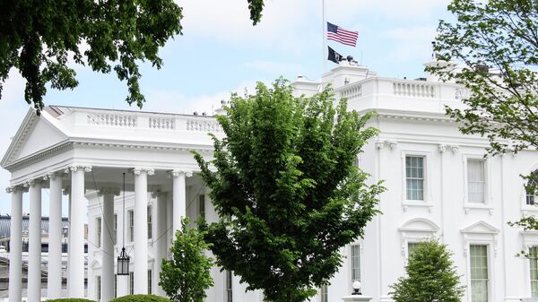 Bandeira dois EUA sobre a Casa Branca em Washington, EUA, 12 de maio de 2022 - Sputnik Brasil