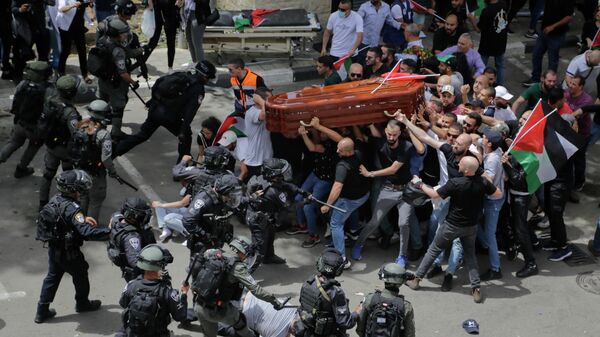 A polícia israelense confronta palestinos enquanto carregam o caixão da jornalista da Al Jazeera Shireen Abu Akleh durante seu funeral, em Jerusalém, em 13 de maio de 2022 - Sputnik Brasil