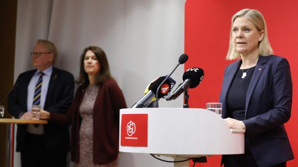 Magdalena Andersson (à direita), primeira-ministra sueca, dá coletiva de imprensa durante reunião do Partido Social-Democrata governista na sede do partido em Estocolmo, Suécia, 15 de maio de 2022 - Sputnik Brasil