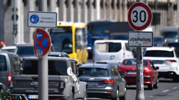 Um sinal de trânsito indica o limite de velocidade para melhorar a qualidade do ar em uma rua no distrito de Mitte, centro de Berlim, 3 de junho de 2021 - Sputnik Brasil