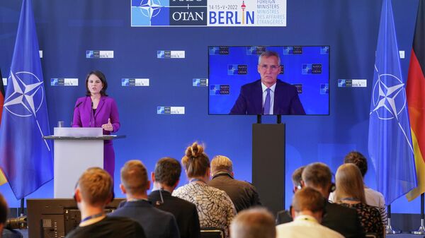 A ministra das Relações Exteriores da Alemanha, Annalena Baerbock, fala durante entrevista coletiva com o secretário-geral da Organização do Tratado do Atlântico Norte (OTAN), Jens Stoltenberg, que participava virtualmente de uma reunião da aliança, em Berlim, Alemanha, 15 de maio de 2022 - Sputnik Brasil