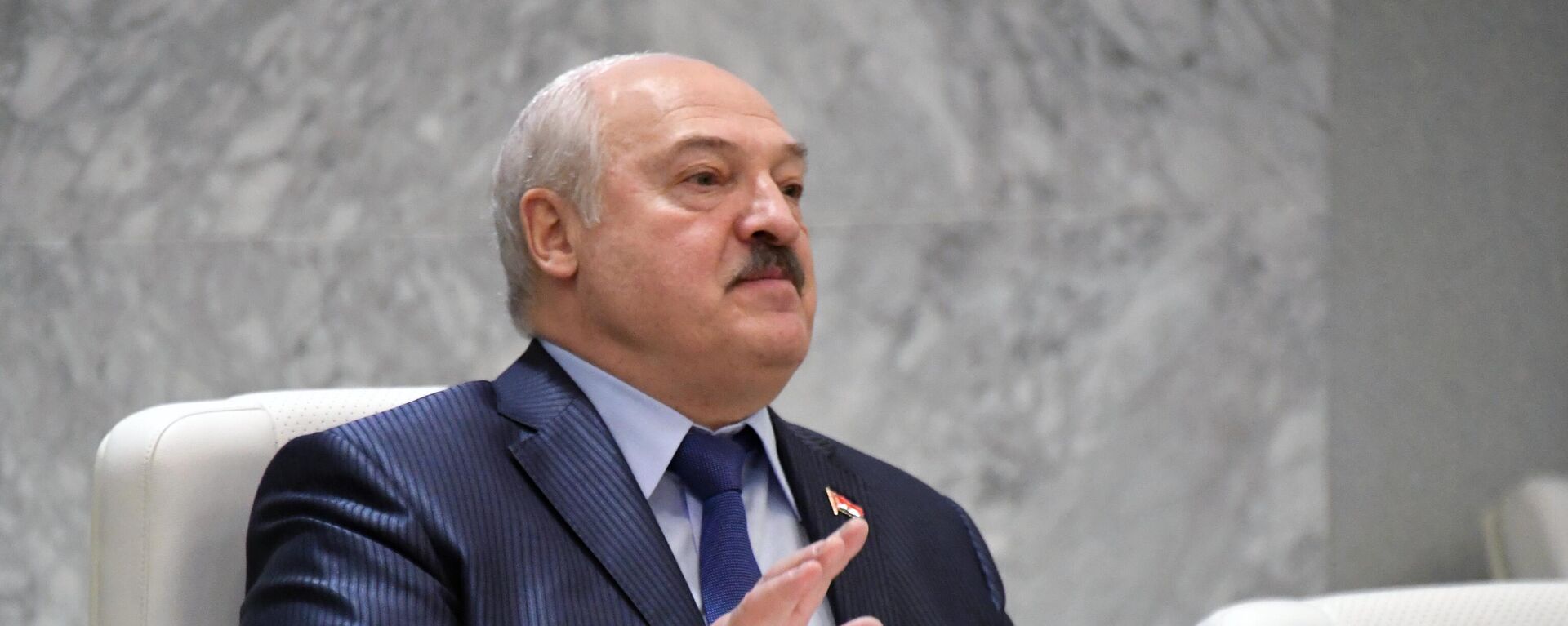 O presidente belarusso, Aleksandr Lukashenko, gesticula durante evento em Vladivostok, na Rússia, 13 de abril de 2022 - Sputnik Brasil, 1920, 29.05.2024