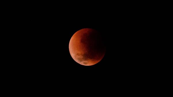 Eclipse total da Lua visto da cidade mineira de Timóteo, 16 de abril de 2022 - Sputnik Brasil