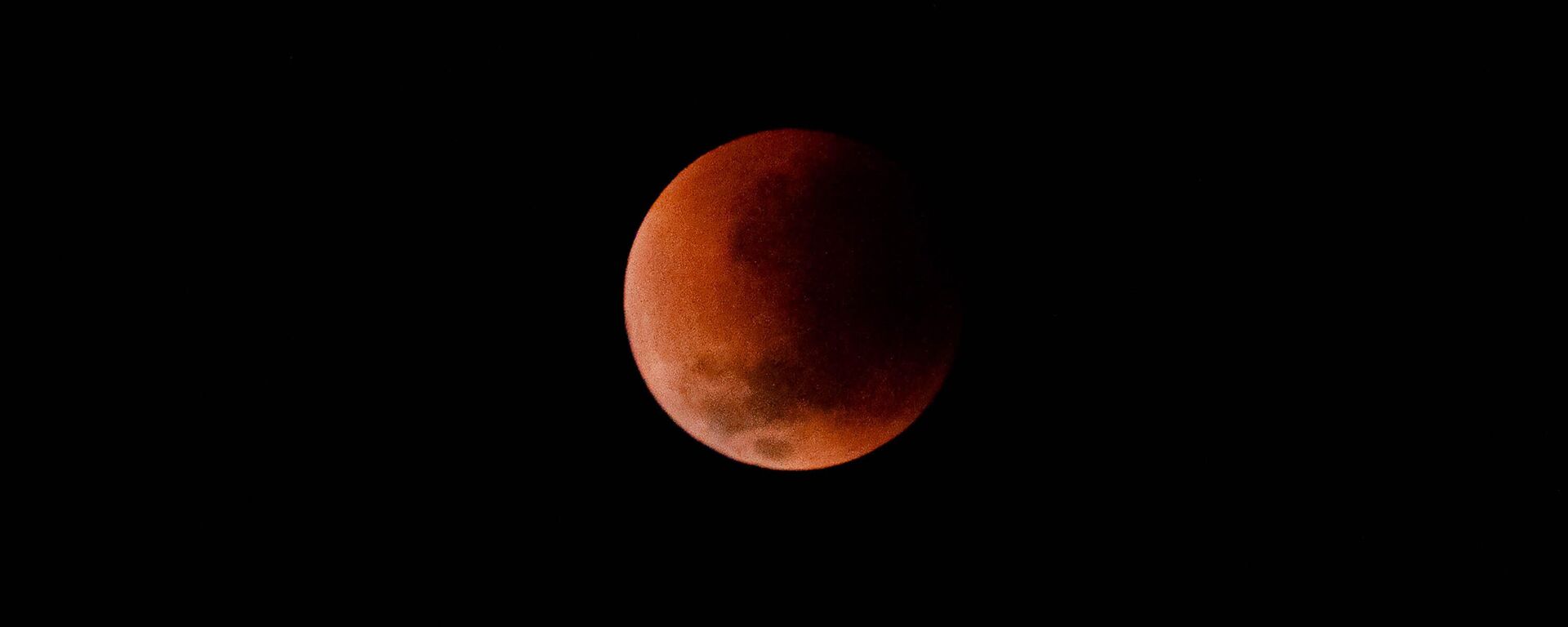 Eclipse total da Lua visto da cidade mineira de Timóteo, 16 de abril de 2022 - Sputnik Brasil, 1920, 16.05.2022