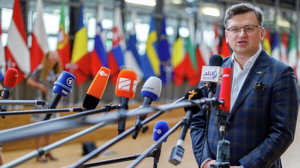 O ministro das Relações Exteriores da Ucrânia, Dmytro Kuleba, chega antes de falar com a imprensa após uma reunião de ministros das Relações Exteriores da UE no prédio do Conselho Europeu em Bruxelas, segunda-feira, 16 de maio de 2022 - Sputnik Brasil