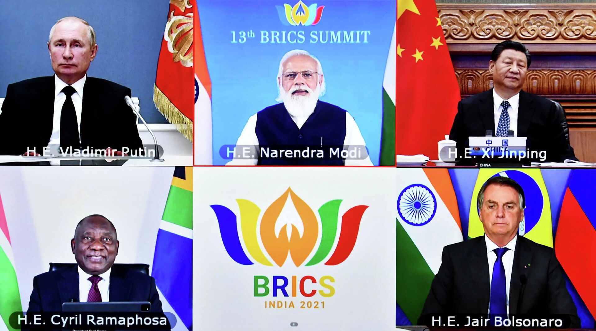 Da esquerda para a direita, os líderes dos países do BRICS: o presidente russo, Vladimir Putin; o primeiro-ministro indiano, Narendra Modi; o presidente chinês, Xi Jinping; o presidente sul-africano, Cyril Ramaphosa; e o presidente brasileiro, Jair Bolsonaro, em videoconferência no dia 9 de setembro de 2021 - Sputnik Brasil, 1920, 16.05.2022