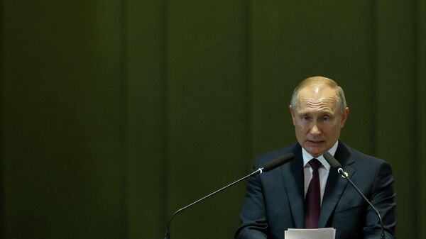 O presidente russo Vladimir Putin fala aos demais membros do BRICS, em 14 de novembro de 2019.  - Sputnik Brasil
