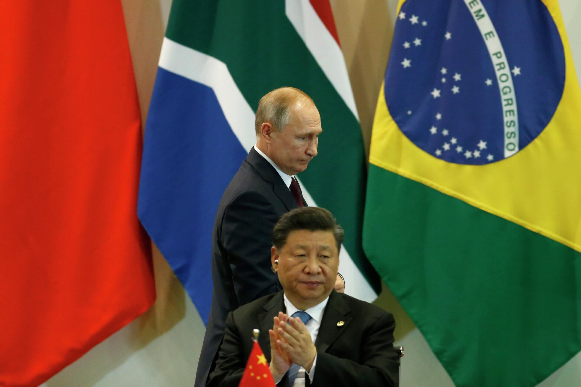 Presidente chinês Xi Jinping aplaude presidente russo Vladimir Putin em 14 de novembro de 2019. - Sputnik Brasil, 1920, 16.05.2022