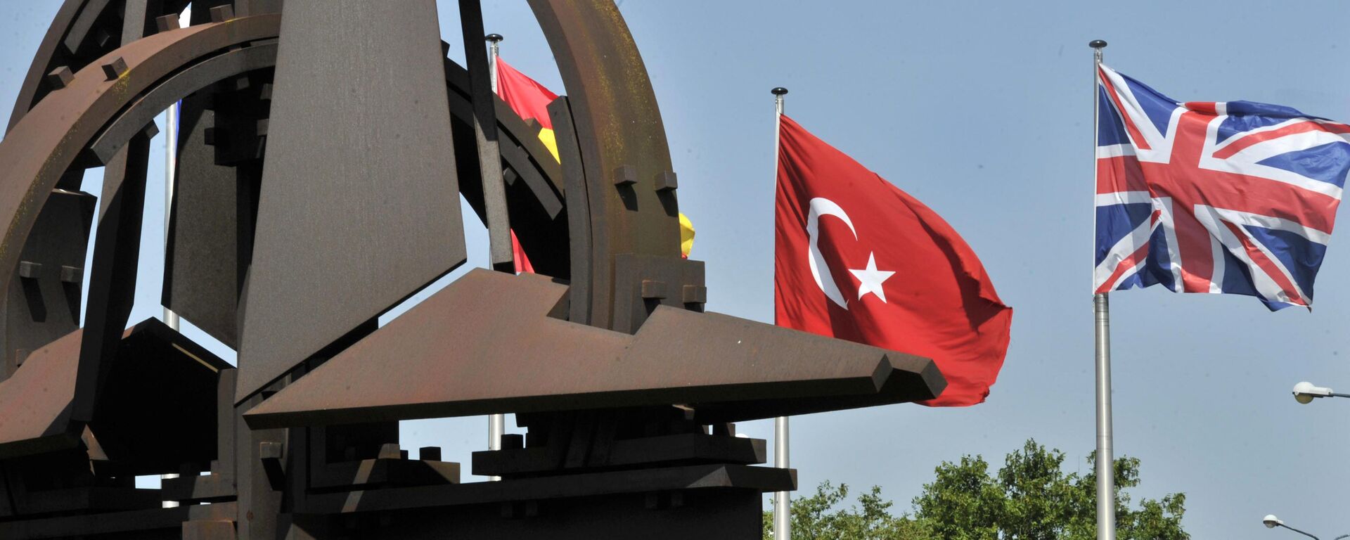 Bandeiras turcas e britânica são retratadas na sede da Organização do Tratado do Atlântico Norte (OTAN), em Bruxelas, 26 de junho de 2012 - Sputnik Brasil, 1920, 17.05.2022
