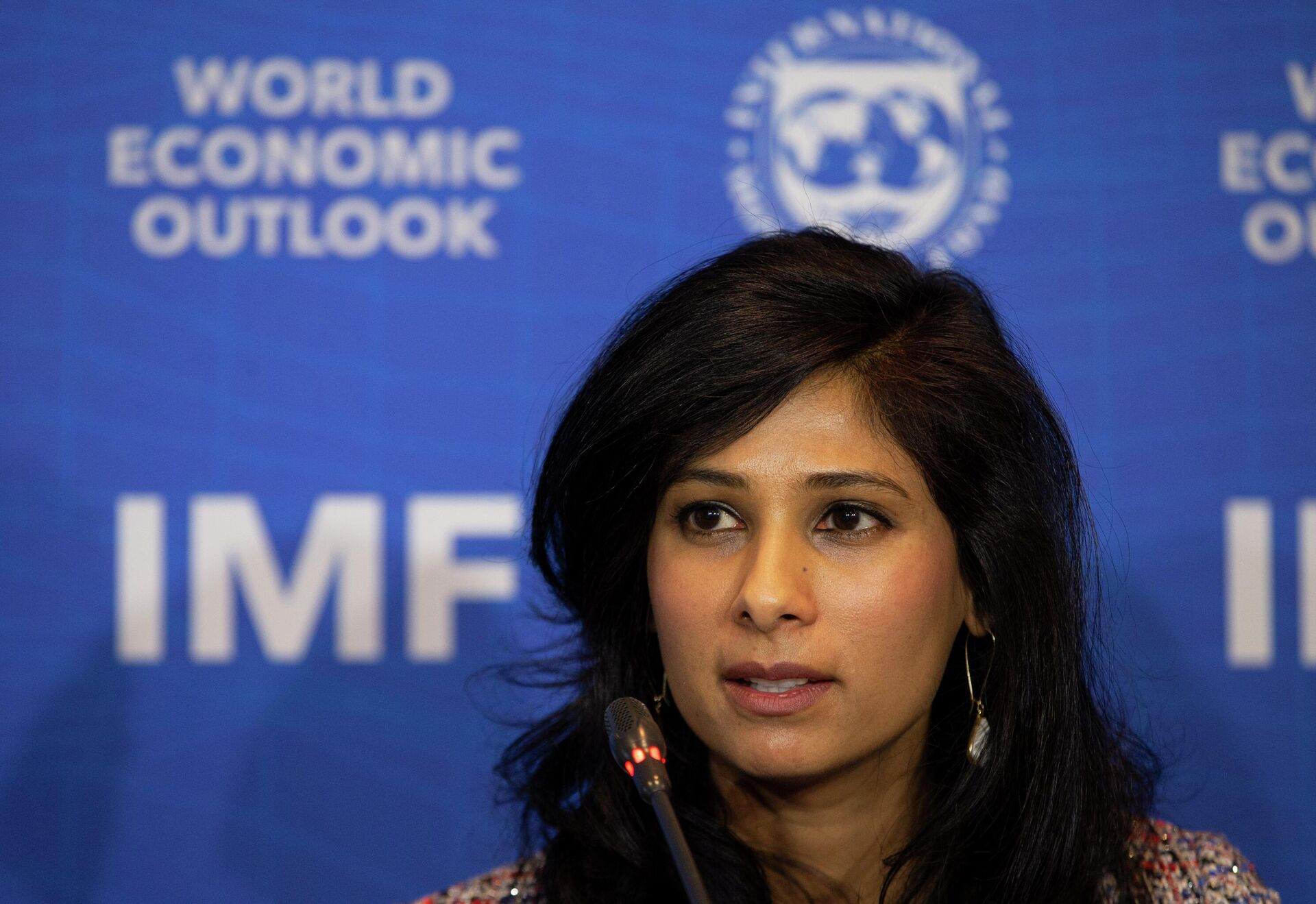 Diretora administrativa assistente do FMI,  Gita Gopinath, em conferência no Chile, em 23 de julho de 2019. - Sputnik Brasil, 1920, 04.04.2023