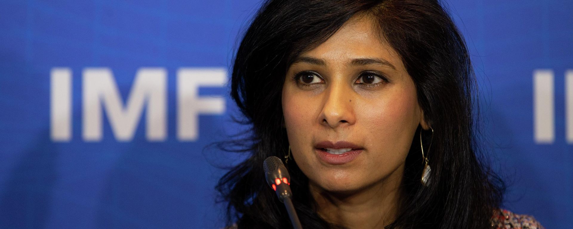 Diretora administrativa assistente do Fundo Monetário Internacional (FMI), Gita Gopinath, em conferência no Chile, em 23 de julho de 2019 Diretora administrativa assistente do Fundo Monetário Internacional (FMI), Gita Gopinath, em conferência no Chile, em 23 de julho de 2019 - Sputnik Brasil, 1920, 17.05.2022
