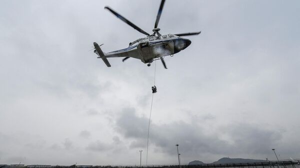 Imagem referencial de um helicóptero chinês durante missão de resgate - Sputnik Brasil