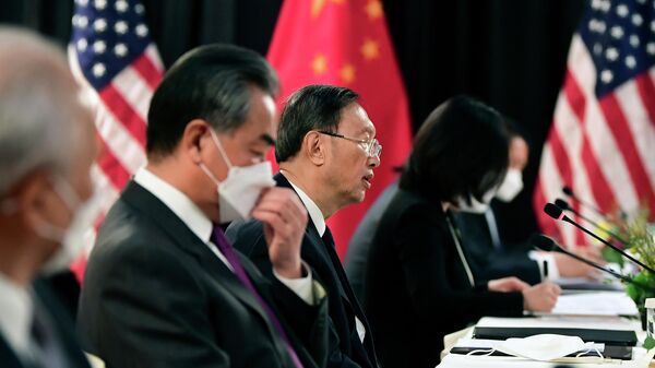 Delegação chinesa liderada por Yang Jiechi (centro) e Wang Yi (segundo à esquerda) durante reunião com homólogos norte-americanos em Anchorage, no Alasca, em 18 de março de 2021 - Sputnik Brasil