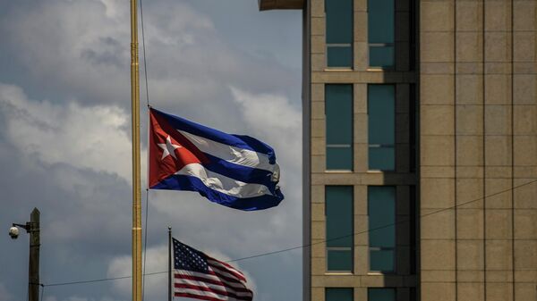 Uma bandeira cubana é vista ao lado de uma bandeira americana perto da embaixada dos EUA em Havana, em Cuba, em 17 de maio de 2022 (foto de arquivo) - Sputnik Brasil