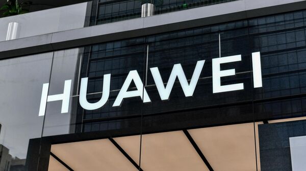 Logotipo da Huawei em loja de Shenzhen, China, 31 de maio de 2021 - Sputnik Brasil