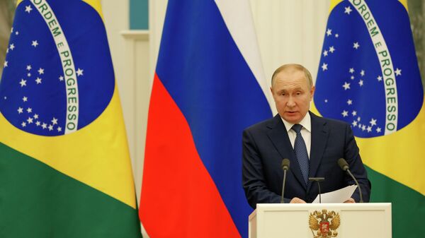 Presidente da Rússia, Vladimir Putin, acompanhado do presidente brasileiro, Jair Bolsonaro (fora da foto), durante declaração à imprensa em 22 de fevereiro de 2022 - Sputnik Brasil
