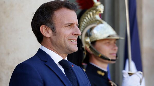 O presidente francês Emmanuel Macron espera para receber o presidente moldavo após sua reunião no Palácio do Eliseu, Paris, 19 de maio de 2022 - Sputnik Brasil