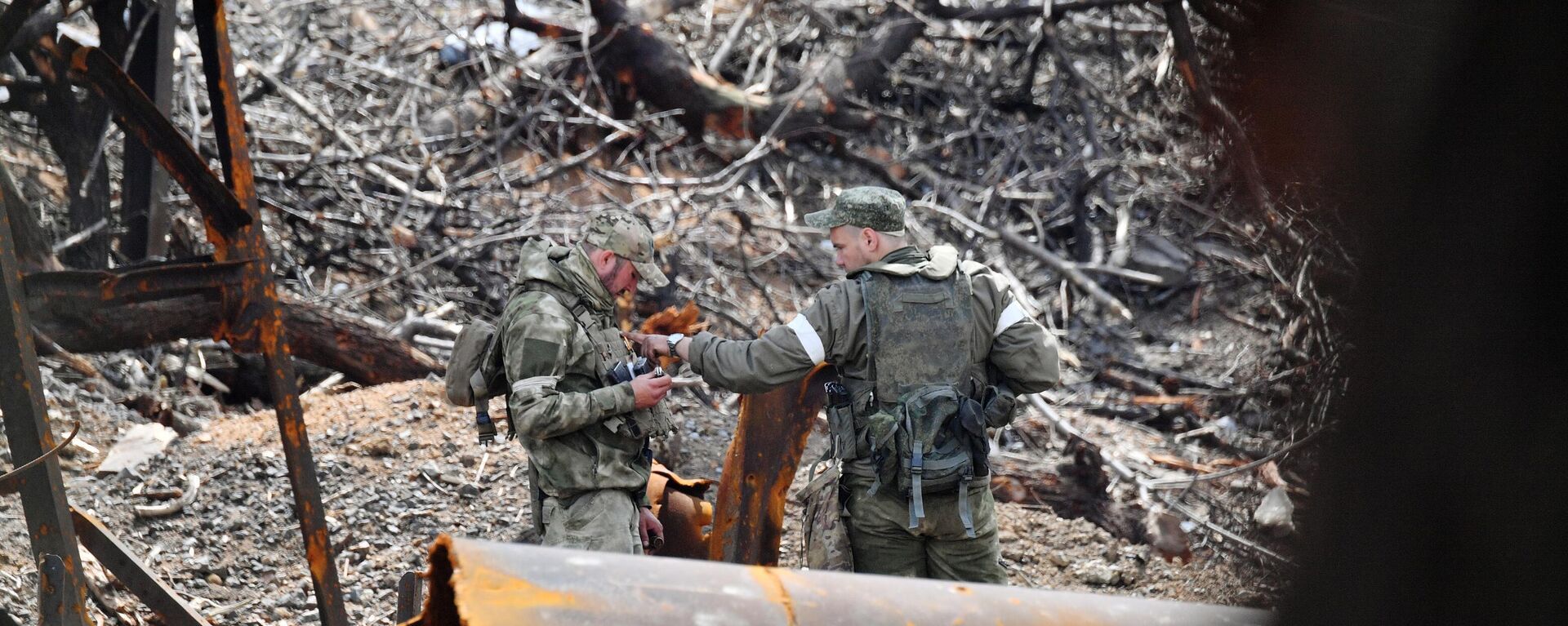 Sapadores do batalhão Vostok da Milícia Popular da República Popular de Donetsk (RPD) contornam o território da fábrica destruída Azovstal em busca de minas e projéteis, Mariupol, 21 de maio de 2022 - Sputnik Brasil, 1920, 18.06.2022