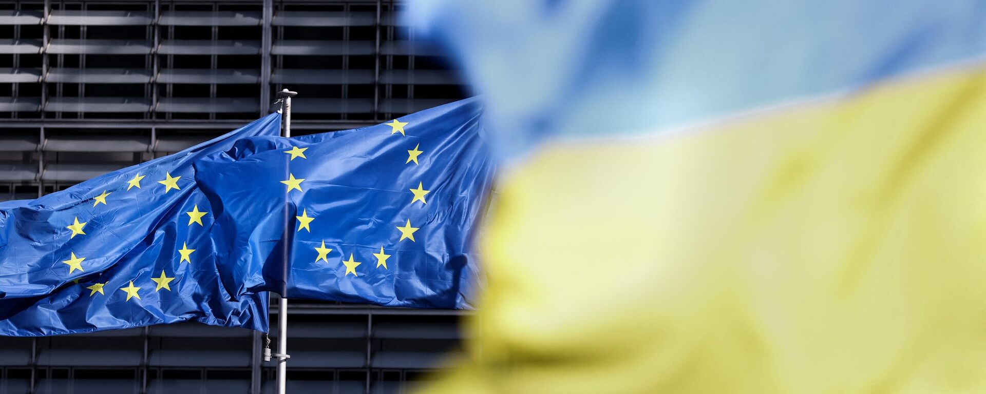 Bandeiras da União Europeia e da Ucrânia fora da sede do Conselho Europeu em Bruxelas, Bélgica, 16 de maio de 2022 - Sputnik Brasil, 1920, 14.11.2023
